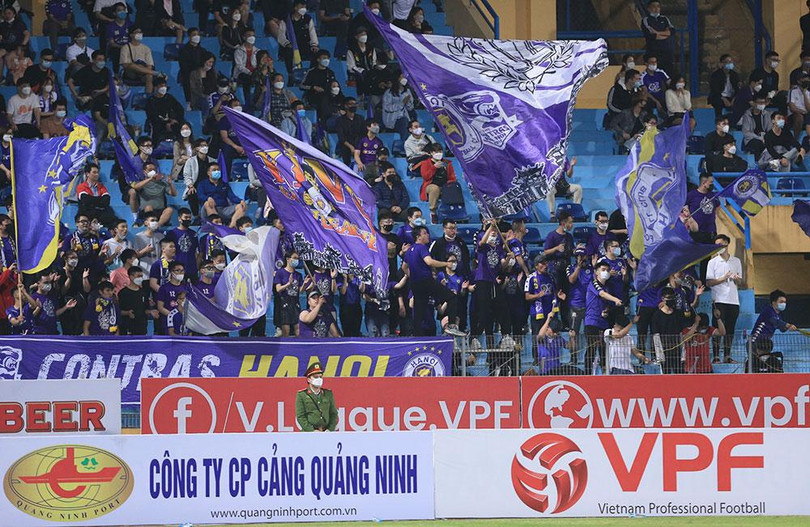 Khán giả sân Hàng Đẫy luôn nhớ tới Quang Hải. Ảnh VPF