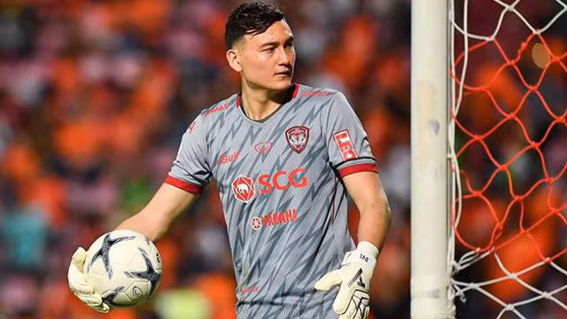 Văn Lâm đang để lại thất vọng trong màu áo Muangthong. Ảnh CLB Muangthong.