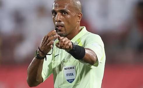 Trong trận đấu với Thái Lan, trọng tài Ahmed Al Kaf có 2 tình huống gây phản ứng với cổ động viên Việt Nam. Ảnh AFC.