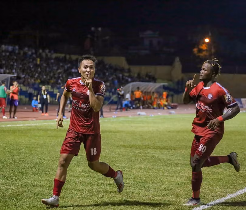 Mansaray không bỏ lỡ cơ hội ghi bàn trên chấm 11m . Ảnh VPF