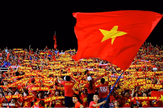 Khán giả thứ 12 trên sân. Ảnh VPF