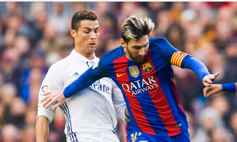 Bị thiệt hại lớn như thế nhưng các ngôi sao Cristiano Ronaldo và L.Messi vẫn đi đầu trong việc quyên góp kinh phí để chống dịch Covid-19. Ảnh CNN.