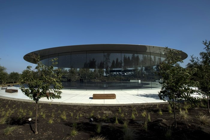 Nhân viên tại trụ sở mới của Apple liên tục 'lao đầu' vào kính - Ảnh 2