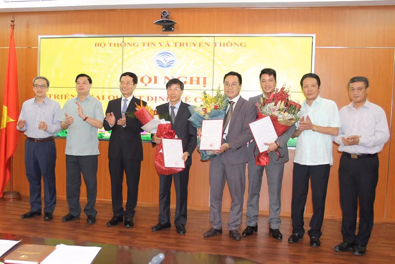 Bộ trưởng Nguyễn Mạnh Hùng chụp ảnh lưu niệm cùng cán bộ được bổ nhiệm