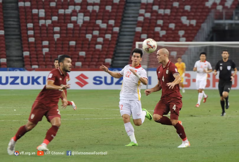 Với các cầu thủ hậu vệ có chiều cao gần 2.0m Thái Lan đã phòng ngự chắc chắn. Ảnh VFF
