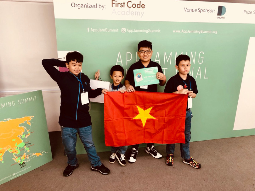 Đội thí sinh Crazy Appentor của Học viện TEKY vừa nhận được giải “Best Creative” tại cuộc thi lập trình ứng dụng di động AppJaming Summit 2018