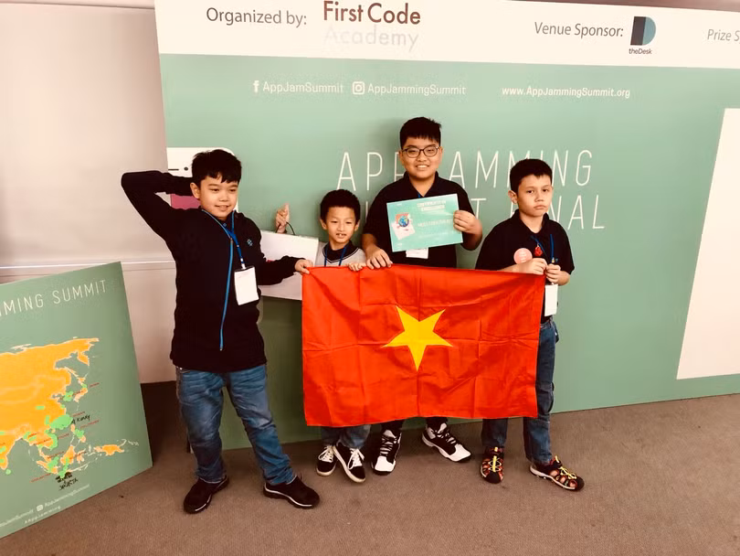Đội thí sinh Crazy Appentor của Học viện TEKY vừa nhận được giải “Best Creative” tại cuộc thi lập trình ứng dụng di động AppJaming Summit 2018