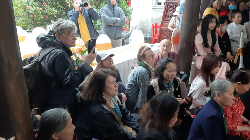 Du khách nước ngoài dự buổi hầu đồng