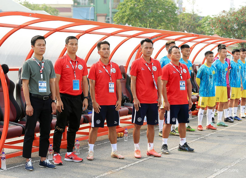 HLV Lê Quốc Vượng (đứng thứ 2, từ trái sang) và BHL, các cầu thủ Hòa Bình. Ảnh VFF