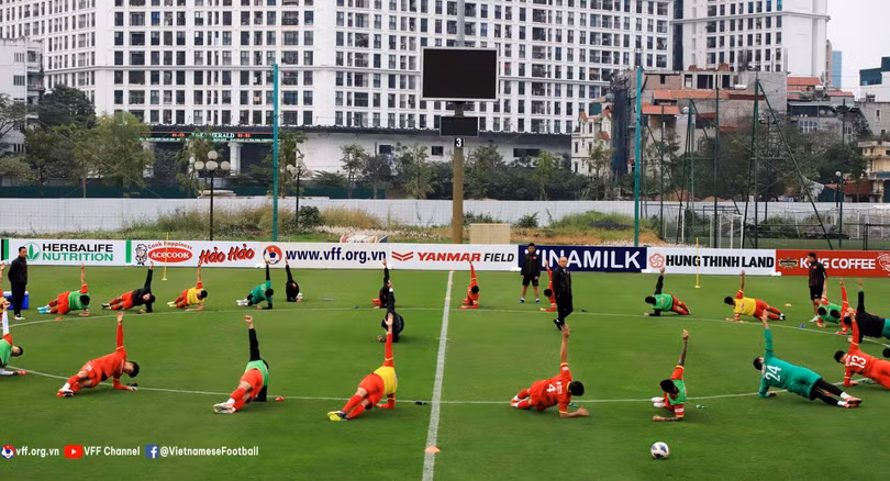 Các cầu thủ đội tuyển quốc gia tập luyện tại Hà Nội. Ảnh VFF.