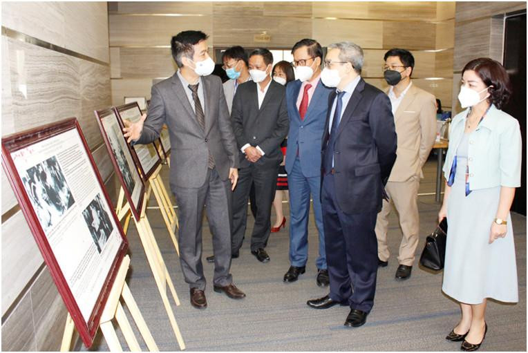 Thứ trưởng Phan Tâm cùng các đại biểu tham quan các gian ảnh Thứ trưởng Phan Tâm cùng các đại biểu tham quan các gian ảnh