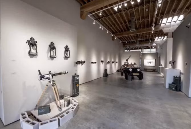 Dạo quanh bảo tàng vũ khí được làm từ máy ảnh và ống kính - Ảnh 3