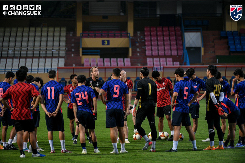 HLV Mano Polking thích lối chơi chậm rãi ở khu vực giữa sân, rồi bất ngờ tăng tốc để ghi bàn. Ảnh FAT