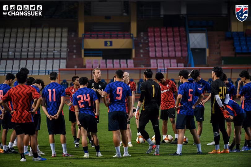 HLV Mano Polking thích lối chơi chậm rãi ở khu vực giữa sân, rồi bất ngờ tăng tốc để ghi bàn. Ảnh FAT