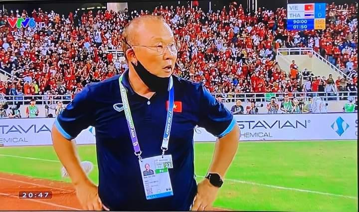 Ông Park luôn chuẩn bị và làm việc hết sức chu đáo, cẩn thận, cầu toàn, nghiêm khắc đến mức khắc nghiệt ở nhiều tình huống. Ảnh AT.