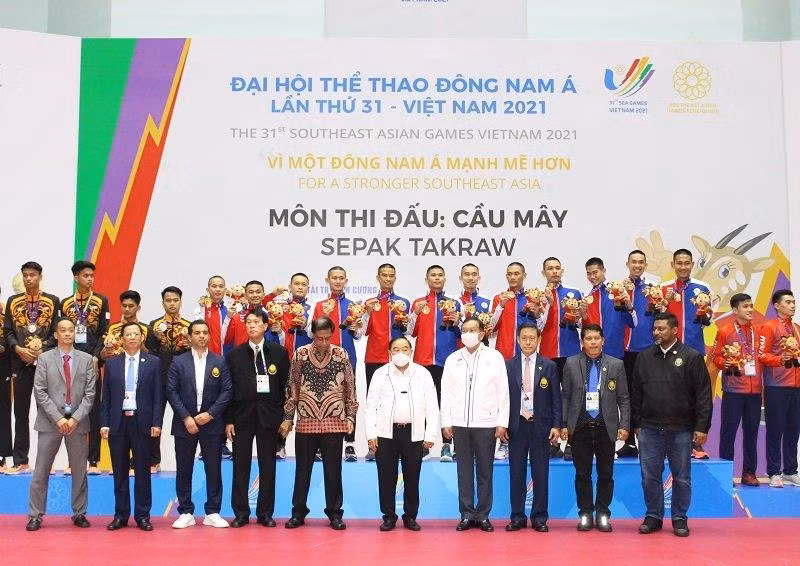 Đại tướng Prawit Wongsuwon, Phó Thủ tướng kiêm Chủ tịch Ủy ban Olympic Thái Lan (áo trắng đứng giữa) trao giải cho các đoàn thể thao. Ảnh TA