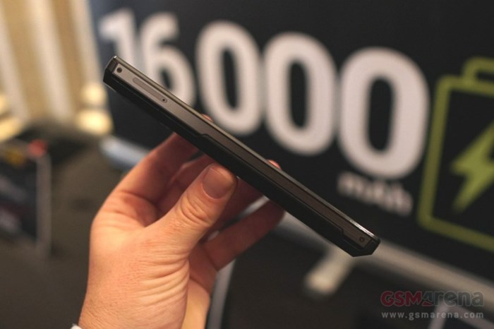 Trên tay nhanh điện thoại Energizer Power Max P16K Pro pin 16.000 mAh (bản tiền sản xuất) - Ảnh 2