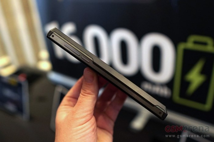 Trên tay nhanh điện thoại Energizer Power Max P16K Pro pin 16.000 mAh (bản tiền sản xuất) - Ảnh 5