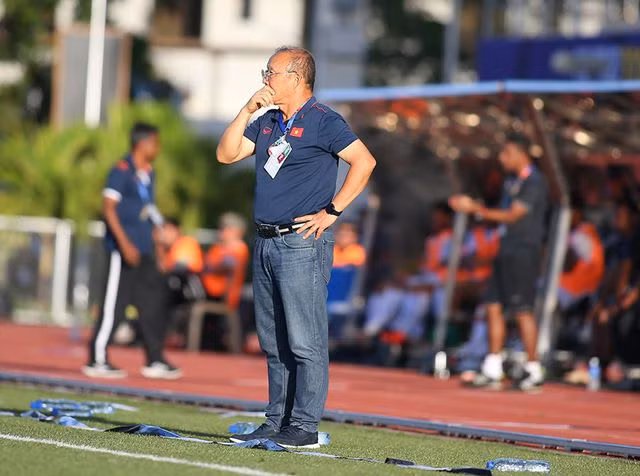 Trong trận gặp U22 Indonesia, ông Park đã có 6 sự thay đổi cầu thủ so với trận đấu trước. Ảnh VFF