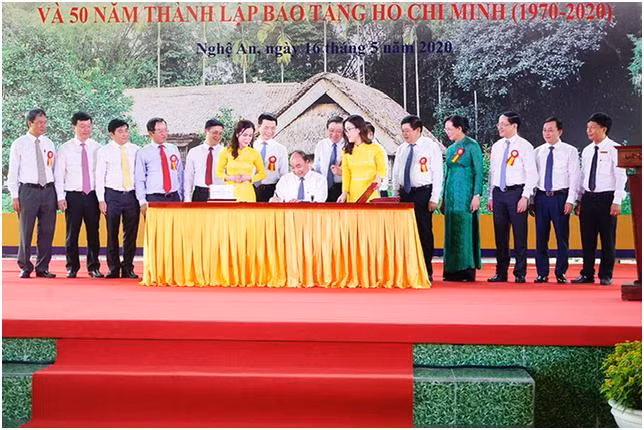 Thủ tướng Nguyễn Xuân Phúc ký phát hành bộ tem.