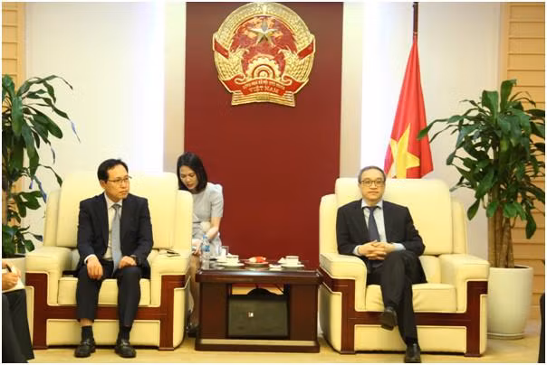 Thứ trưởng Phan Tâm tiếp đại diện Sam sung VN. Ảnh MIC.