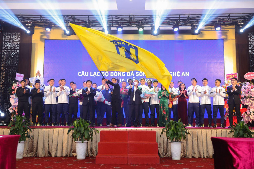 Về lý thuyết đội khách SLNA được đánh giá cao hơn, nhưng HLV Huy Hoàng phải cụ thể điều đó bằng bàn thắng. Ảnh SLFC. Về lý thuyết đội khách SLNA được đánh giá cao hơn, nhưng HLV Huy Hoàng phải cụ thể điều đó bằng bàn thắng. Ảnh SLFC.