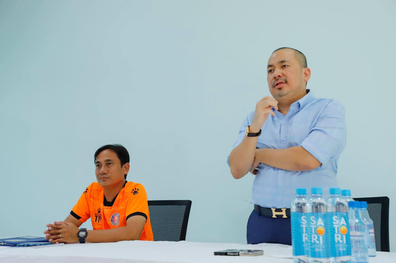 Bầu Bình, sau thất bại "Nhật hóa" mùa giải trước đã tin dùng HLV Phùng Thanh Phương. Ảnh SGFC.