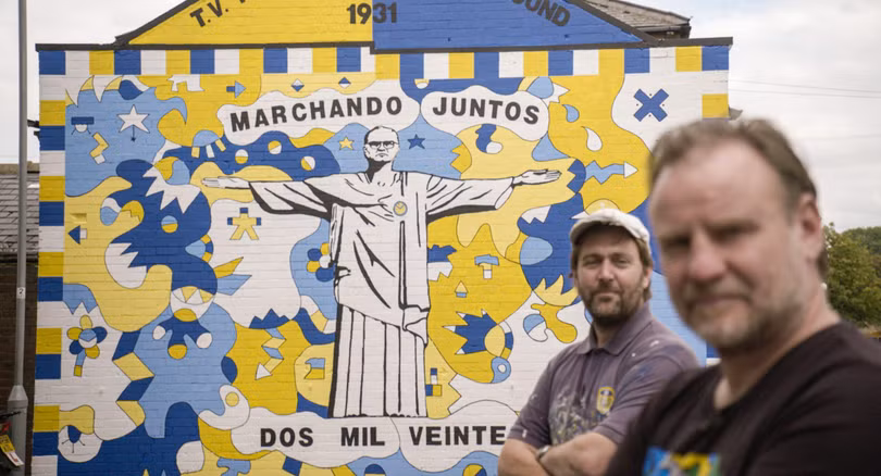 Bielsa không sao bịt được lỗ thủng hàng hậu vệ. Ảnh AP.