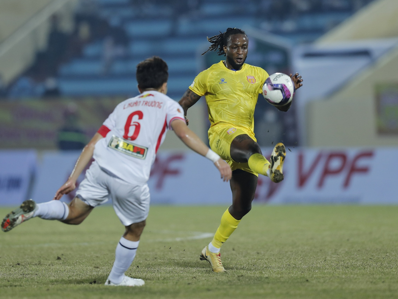 Cầu thủ nhập tịch Trần Trung Hiếu (Kizito) của Nam Định chính là người chơi ấn tượng nhất vòng đấu. Ảnh TN