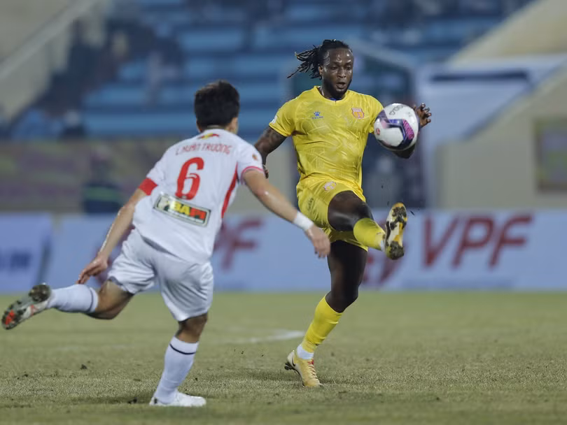 Cầu thủ nhập tịch Trần Trung Hiếu (Kizito) của Nam Định chính là người chơi ấn tượng nhất vòng đấu. Ảnh TN Cầu thủ nhập tịch Trần Trung Hiếu (Kizito) của Nam Định chính là người chơi ấn tượng nhất vòng đấu. Ảnh TN