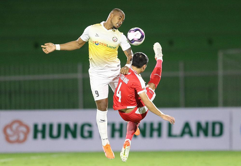 Thiếu quân, không có HLV Đức Thắng khiến chủ nhà Bình Định thua trận. Ảnh VPF.