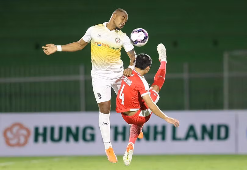 Thiếu quân, không có HLV Đức Thắng khiến chủ nhà Bình Định thua trận. Ảnh VPF.