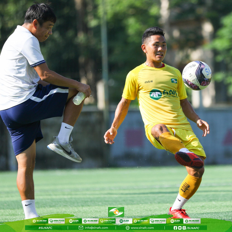 Thầy trẻ, trò trẻ. Ảnh SLFC Thầy trẻ, trò trẻ. Ảnh SLFC