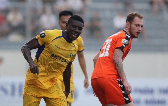 Đà Nẵng quyết đòi nợ sau khi xà dọc lẫn xà ngang từ chối bàn thắng để rồi chính chủ nhà Đà Nẵng lại bị thua 0-2 ở lượt đi (ảnh CĐV ĐN)