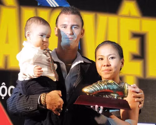 Năm 2009, Kesley nhập quốc tịch Việt Nam lấy tên là Huỳnh Kesley (họ vợ), năm đó, Kesley vào đội tuyển bóng đá quốc gia Việt Nam, trở thành Vua phá lưới AFC 2009. (ảnh gia đình cung cấp)