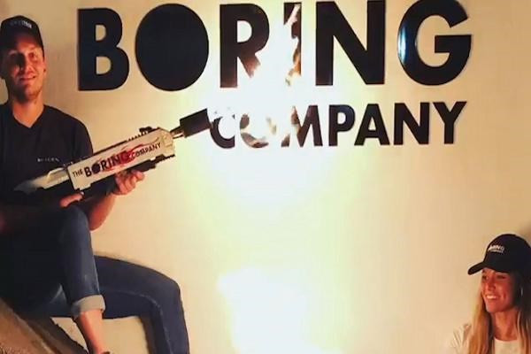 Hết bán mũ, tỷ phú Elon Musk tiếp tục bán... súng phun lửa (đã có 10.000 chiếc được đặt mua) - Ảnh 1