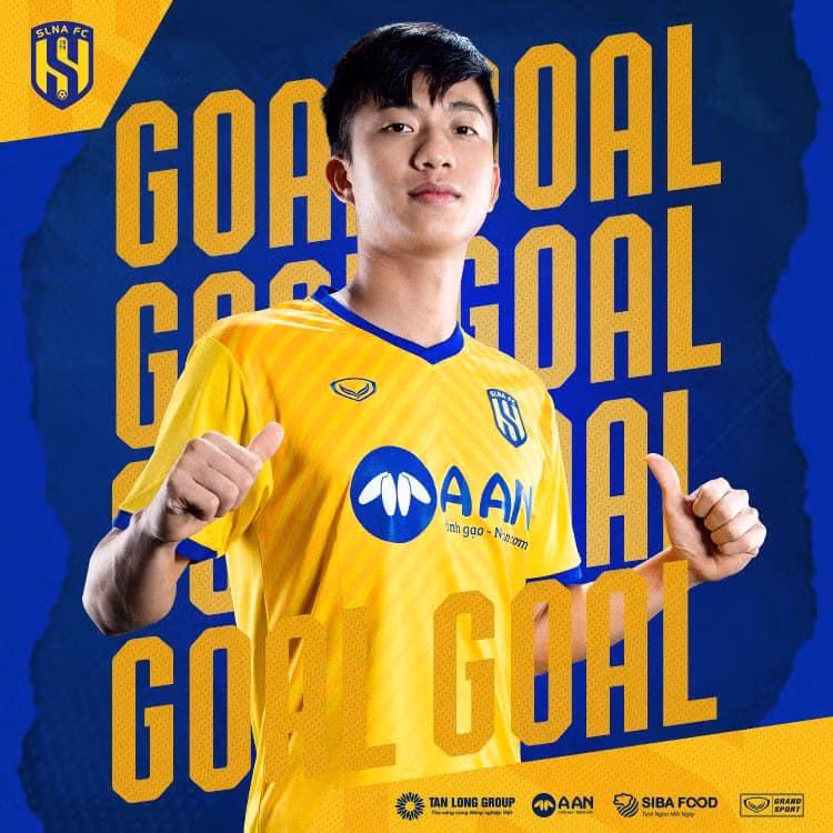 Văn Đức in dấu giày trong cả 2 bàn thắng của SLNA. Ảnh SLFC.