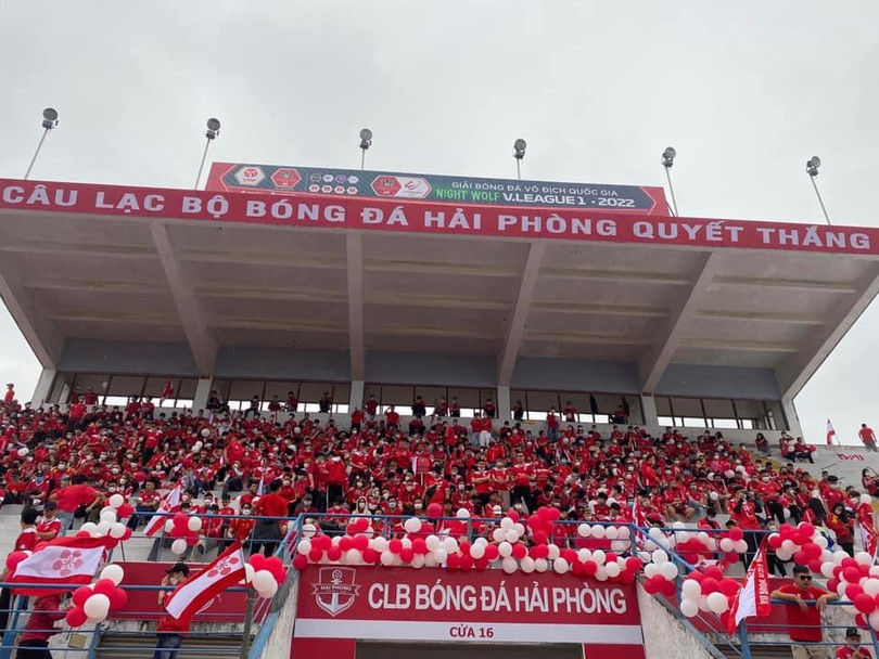 Tàn ngập srắc màu đỏ-trắng trên khán đài. Ảnh HP. Tàn ngập srắc màu đỏ-trắng trên khán đài. Ảnh HP.