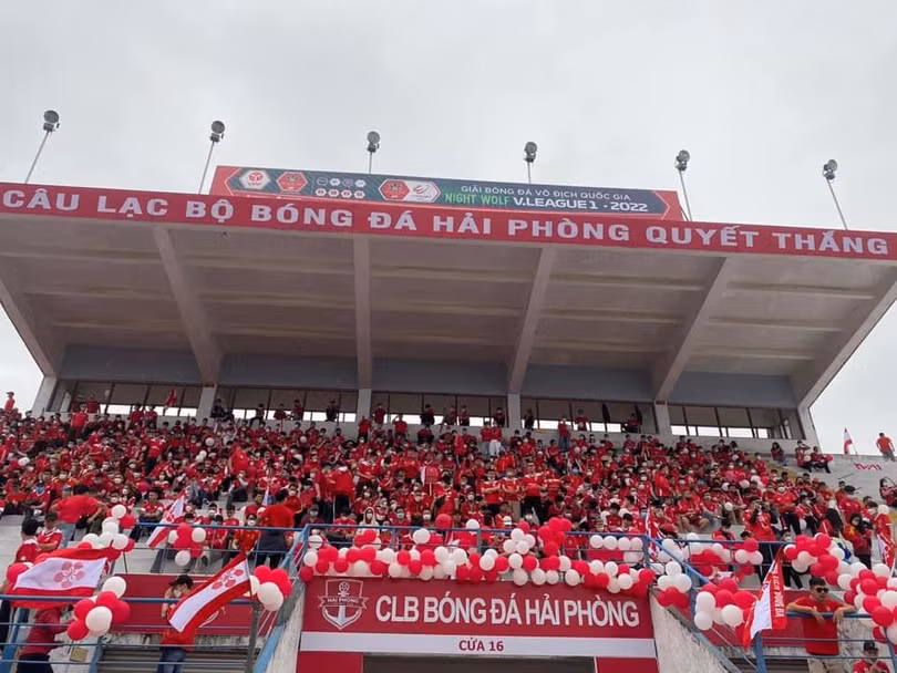 Tàn ngập srắc màu đỏ-trắng trên khán đài. Ảnh HP. Tàn ngập srắc màu đỏ-trắng trên khán đài. Ảnh HP.