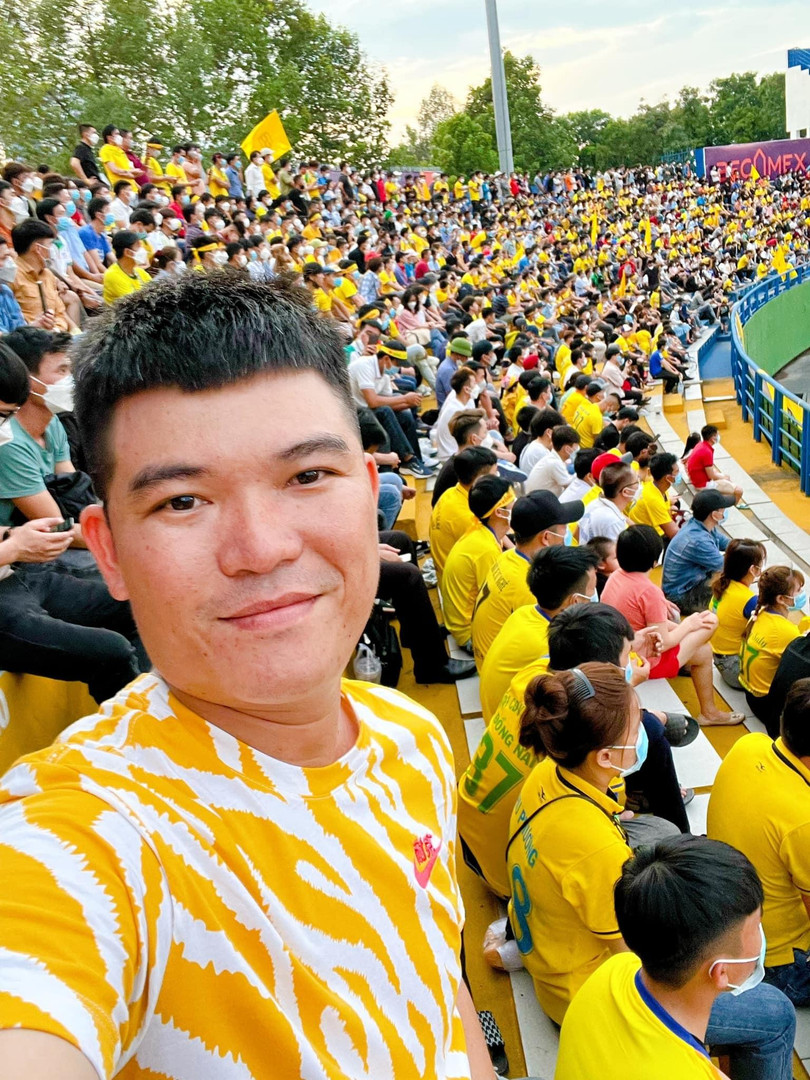 "Các bạn sẽ thấy một tinh thần và một sắc vàng rất khác ở sân Thống Nhất", Thanh Tùng chia sẻ. Ảnh TT