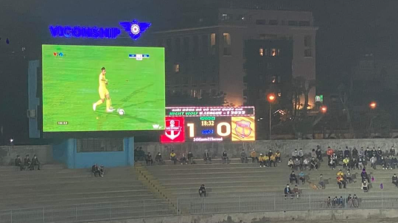 “Màn hình lớn trên sân phát trực tiếp trận đấu khi chưa được sự cho phép của BTC...". Ảnh chụp màn hình. “Màn hình lớn trên sân phát trực tiếp trận đấu khi chưa được sự cho phép của BTC...". Ảnh chụp màn hình.