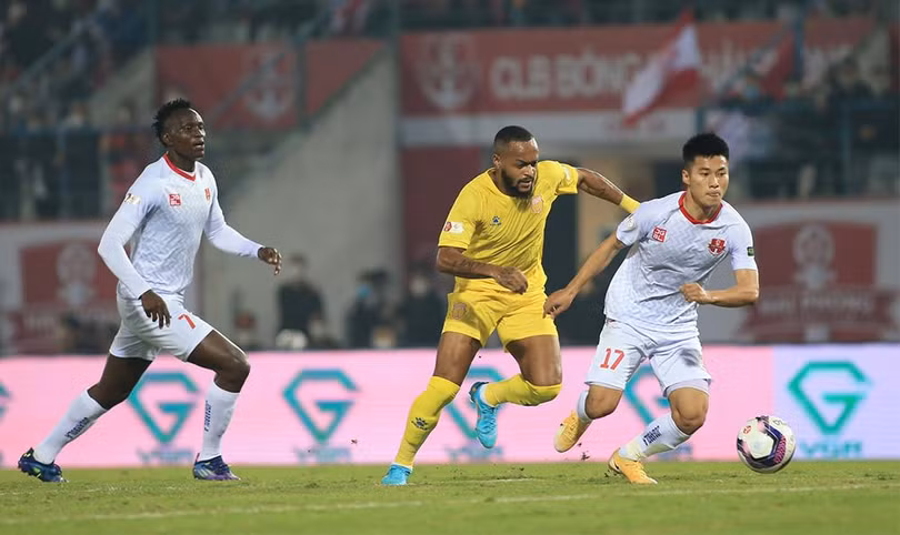 HLV Chu Đình Nghiêm hóa giải thành công ngoại binh Nam Định. Ảnh VPF