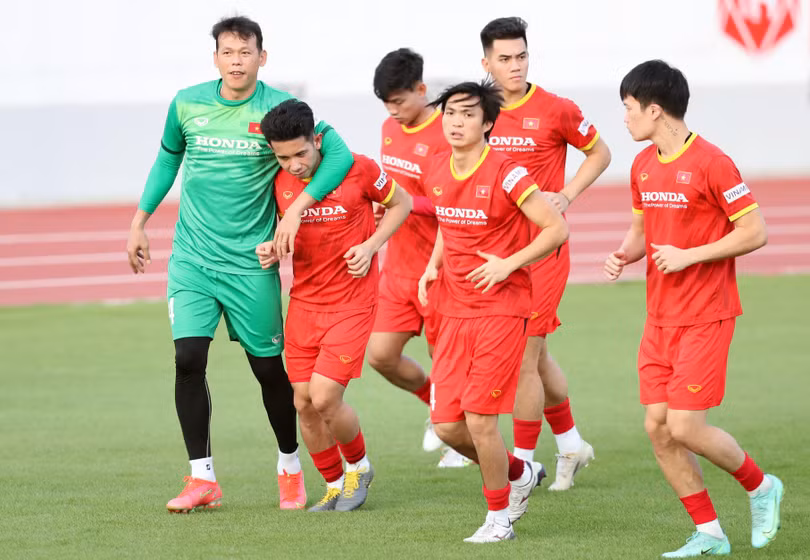 VFF và thầy Park đã làm việc với Tấn Trường về việc sử dụng MXH. Ảnh VFF