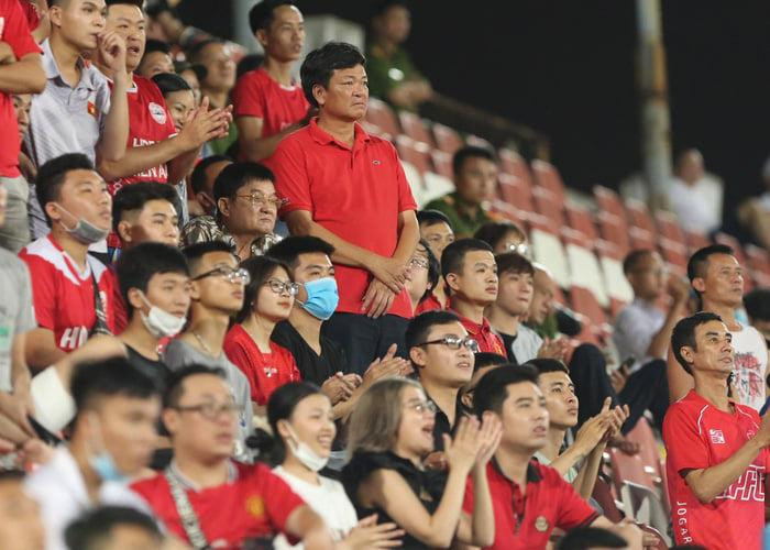 Đã có trái tim nóng, bầu Hoàn vẫn cần có thêm cái đầu lạnh để đưa bóng đá Hải Phòng trở về quỹ đạo vốn có. Ảnh HPFC.