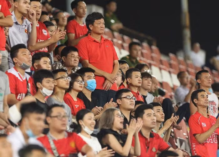 Đã có trái tim nóng, bầu Hoàn vẫn cần có thêm cái đầu lạnh để đưa bóng đá Hải Phòng trở về quỹ đạo vốn có. Ảnh HPFC.