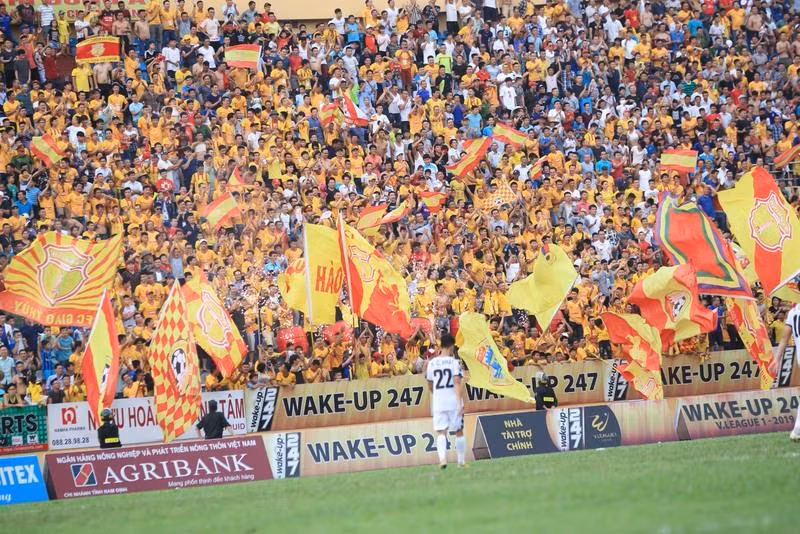 Cổ động viên thành Nam tưng bừng ăn mừng chiến thắng (ảnh VPF)