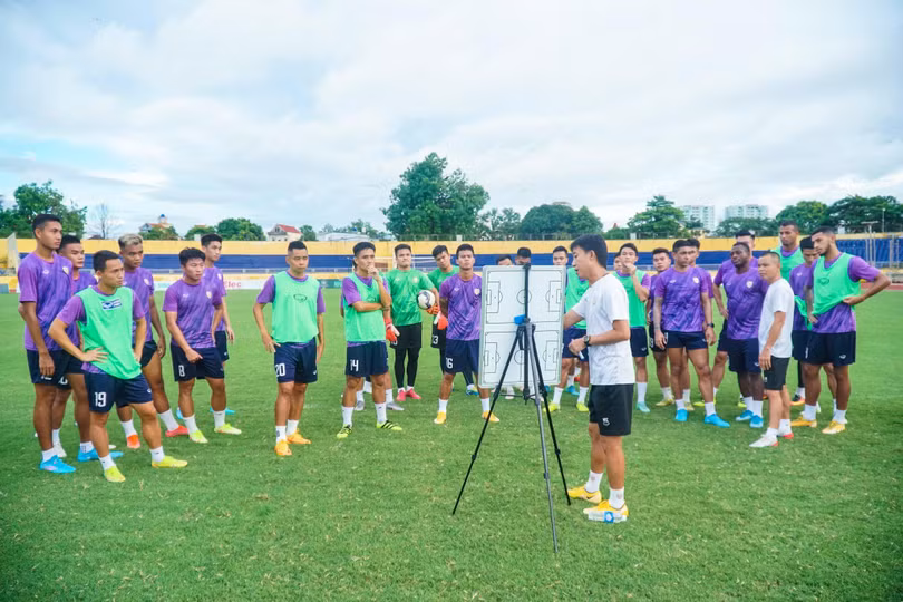 Người Hà Tĩnh vẫn cho rằng HLV Thành Công của mình có nhiều kinh nghiệm chinh chiến V.League hơn người đồng nghiệp. Ảnh HT.