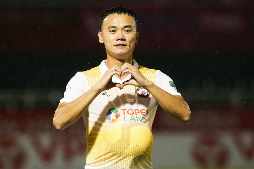 Hành động ăn mừng đánh lừa trọng tài của Xuân Nam rất cần phải phạt nguội để răn đe. Ảnh VPF