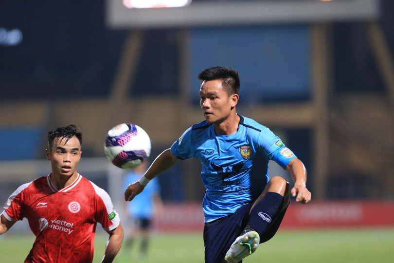 Đinh Thanh Trung đã đá bó vào trong. Ảnh HTFC