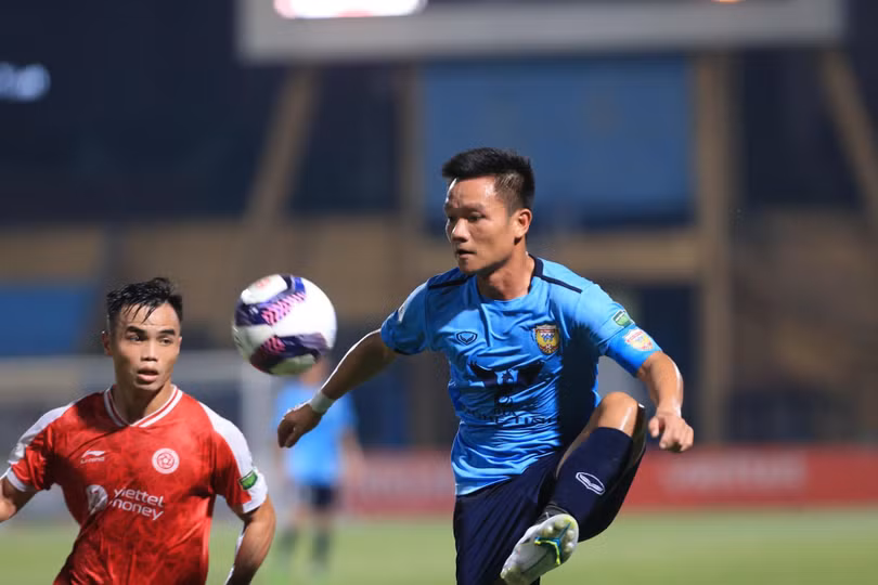 Đinh Thanh Trung đã đá bó vào trong. Ảnh HTFC